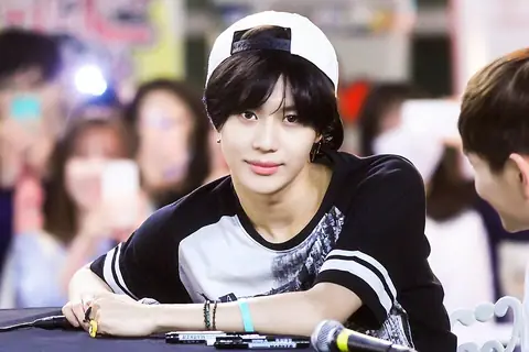 Taemin at a fansign in Ilsan on June 2, 2015 02.jpg