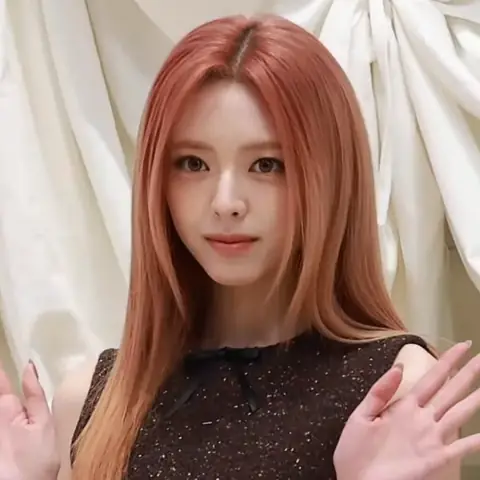 ITZY YUNA SUECOMA BONNIE Photo Call 01.png